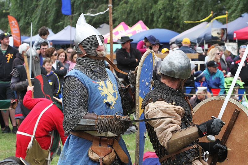 Medieval Market : Swords and Armour : Medieval Fighting : Levin : New Zealand : Richard Moore : Journalist : Photographer :